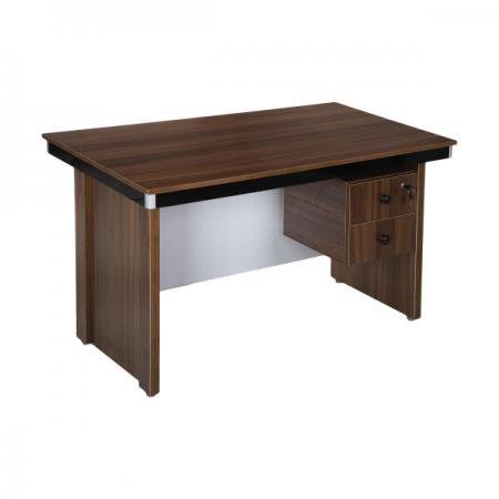 تصميم المنزل بشکل بسيطة مع طاولة مكتب خشبية